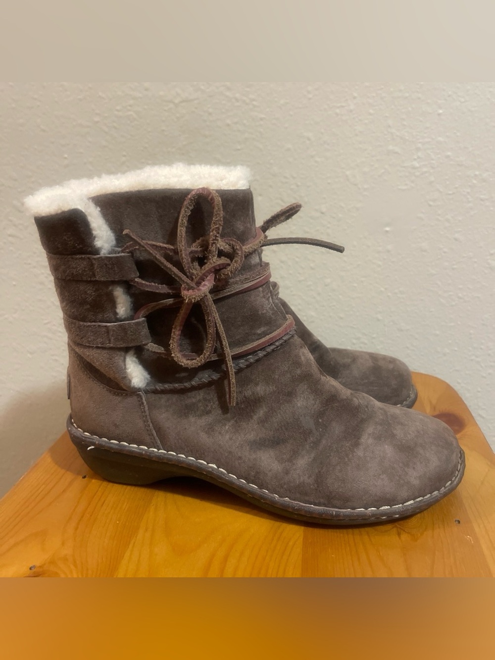 UGG Brown Suede nwot caspia Ankle Boots with White Shearling Cuff suede